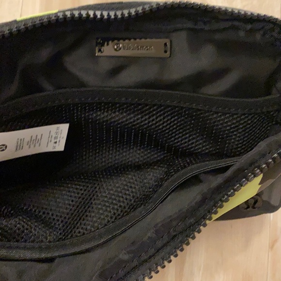 ❤️ Lululemon Original Neon Camo Everywhere Belt Bag NWT - Picture 3 of 4